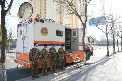 山西省人防辦信息保障中心值守人員肅立默哀，向英雄致敬、愿逝者安息